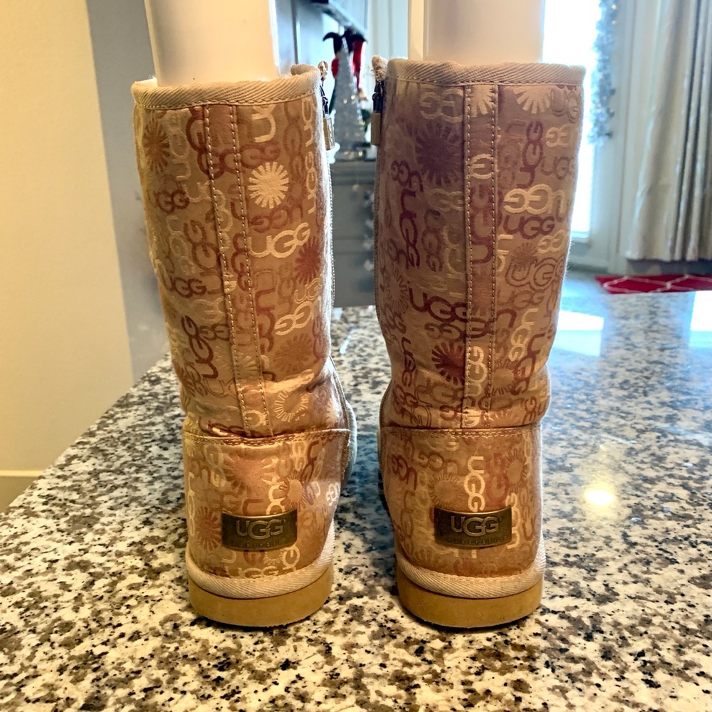 Signature Logo UGG Boots Sz 8